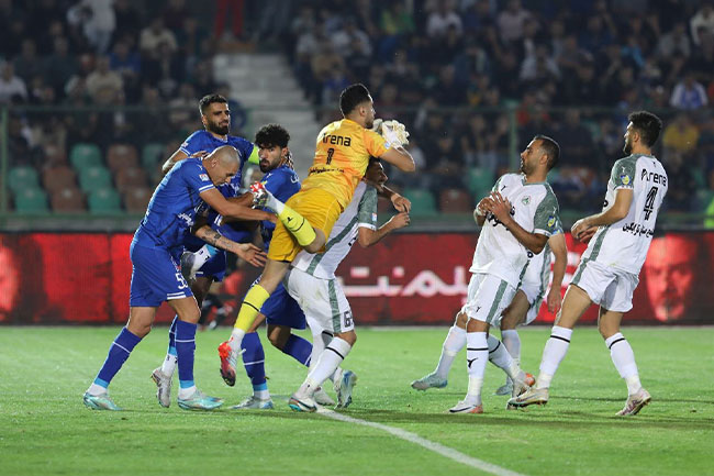 بازیکن جوان استقلال در موقعیت باورنکردنی! - مگا ورزش بازیکن جوان استقلال در موقعیت باورنکردنی!