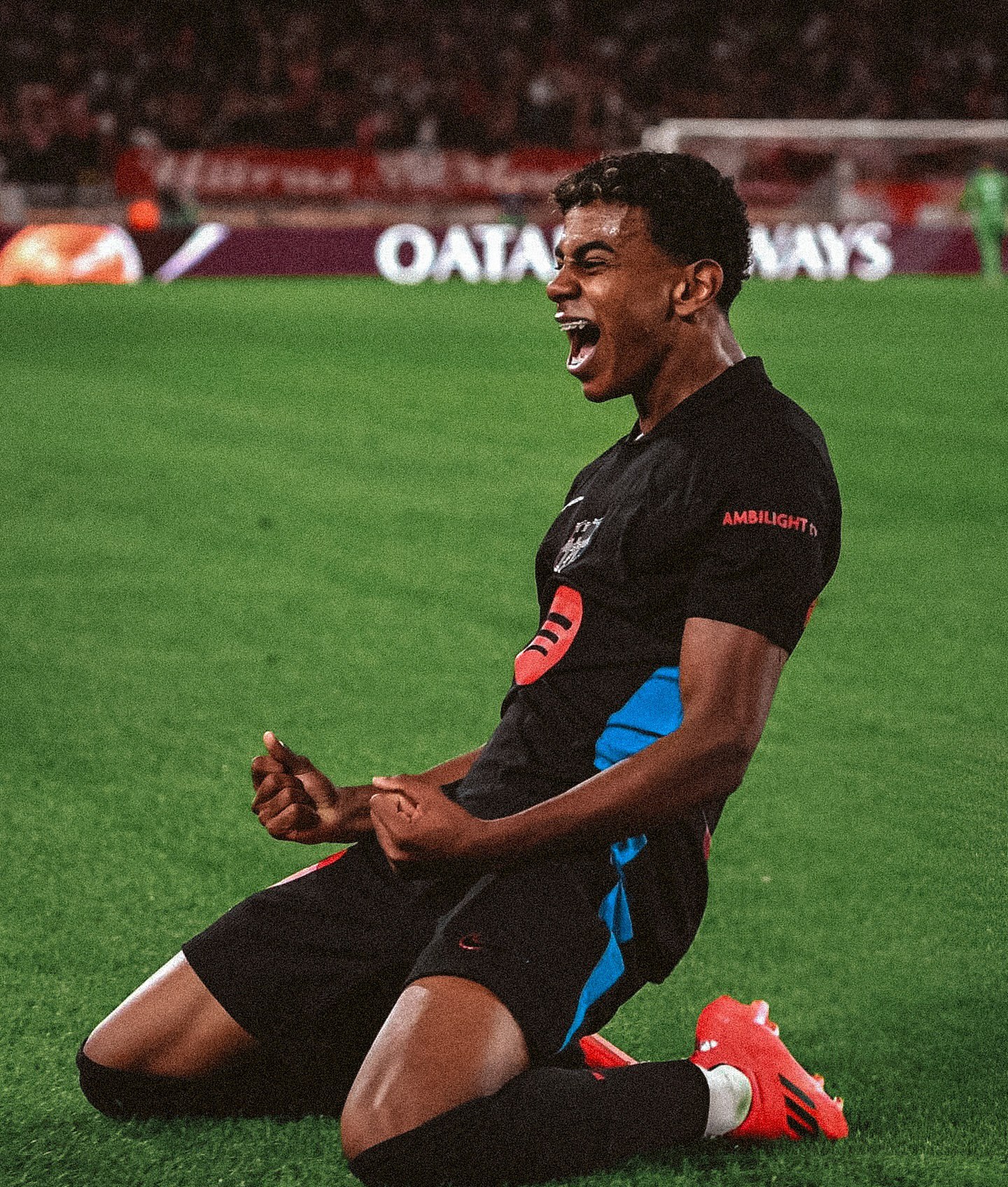 والپیپر لامین یامال فوتبالی 2025 