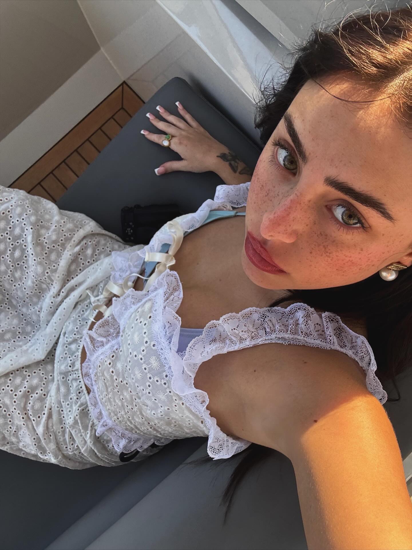 نیکی نیکول والپیپر 