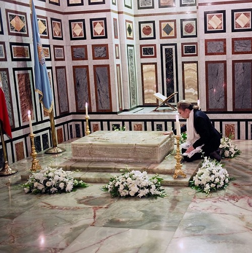 عکس فرح پهلوی بر سر مزار همسرش