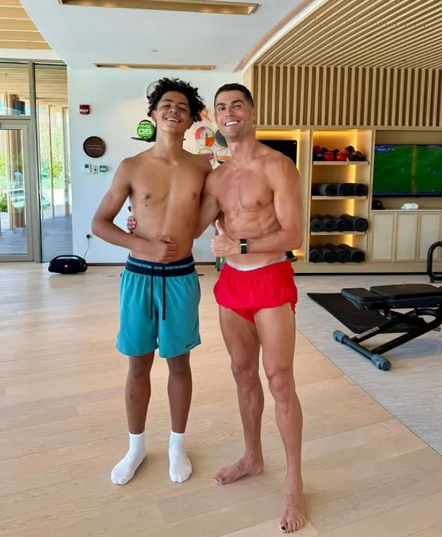 عکس رونالدو با پسرش کریستیانو جونیور عکس رونالدو با پسرش کریستیانو جونیور