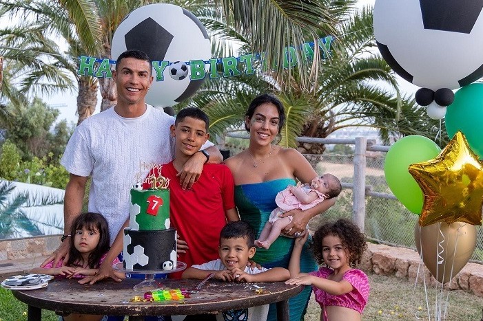 عکس خانوادگی کریستیانو جونیور عکس خانوادگی کریستیانو جونیور