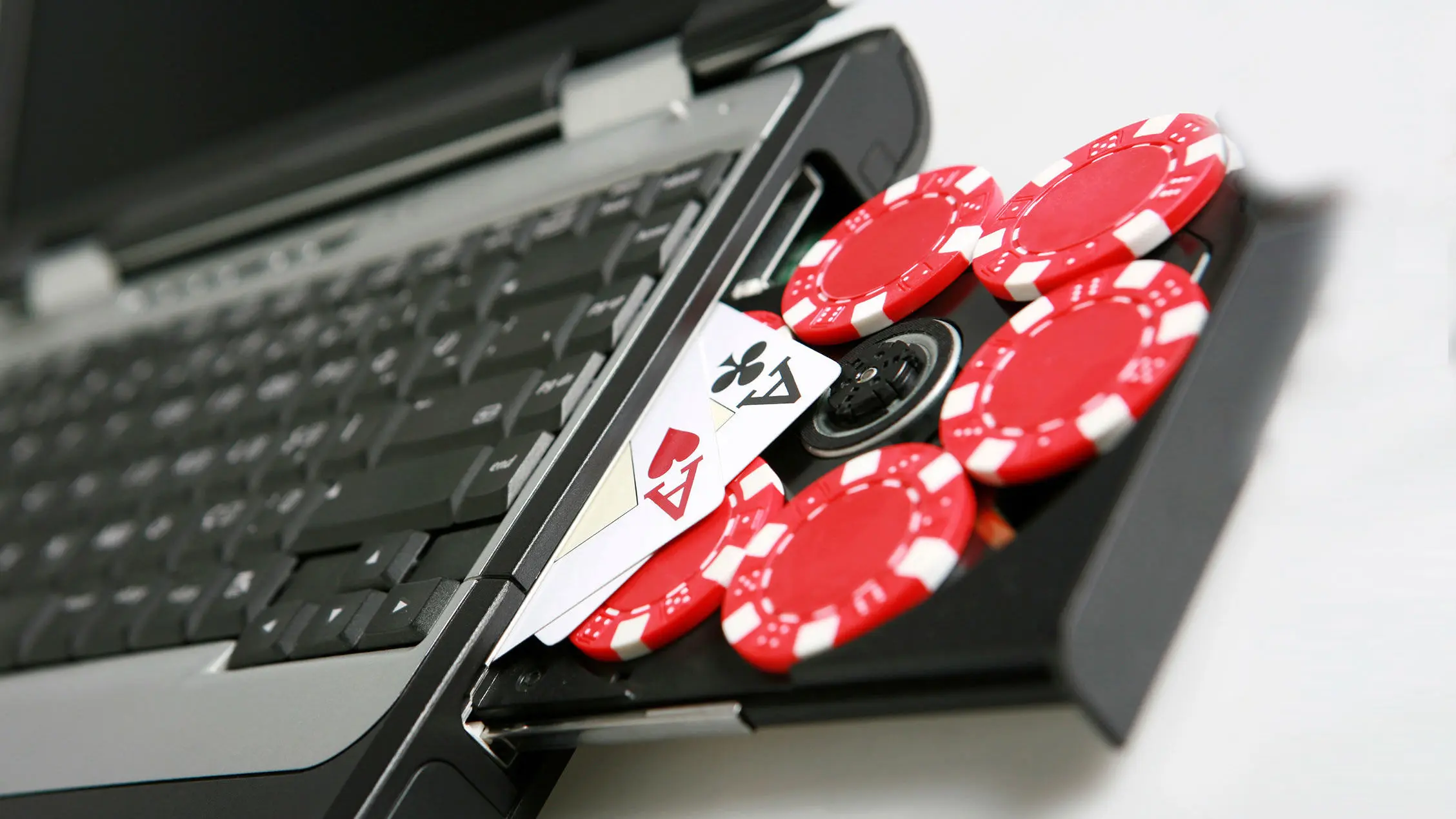 در کدام سایت شرط بندی فعالیت کنیم ایرانی یا خارجی؟