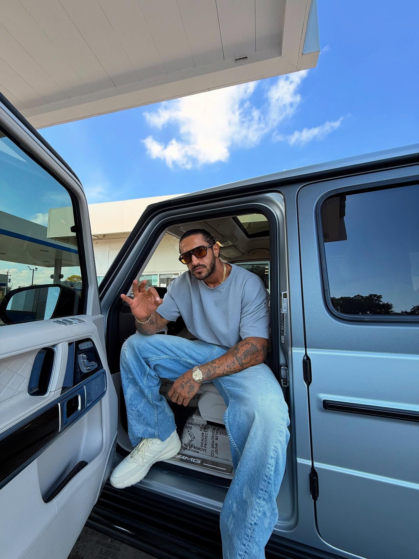 آیسان اسلامی با ماشین اسپرت آیسان اسلامی با ماشین اسپرت